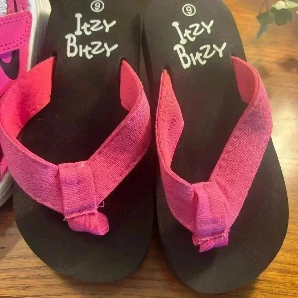 SELLING AS A LOT BITH SIZE 9 NIKE SNEAKERS &  ITZY BITZY FLIP FLOPS